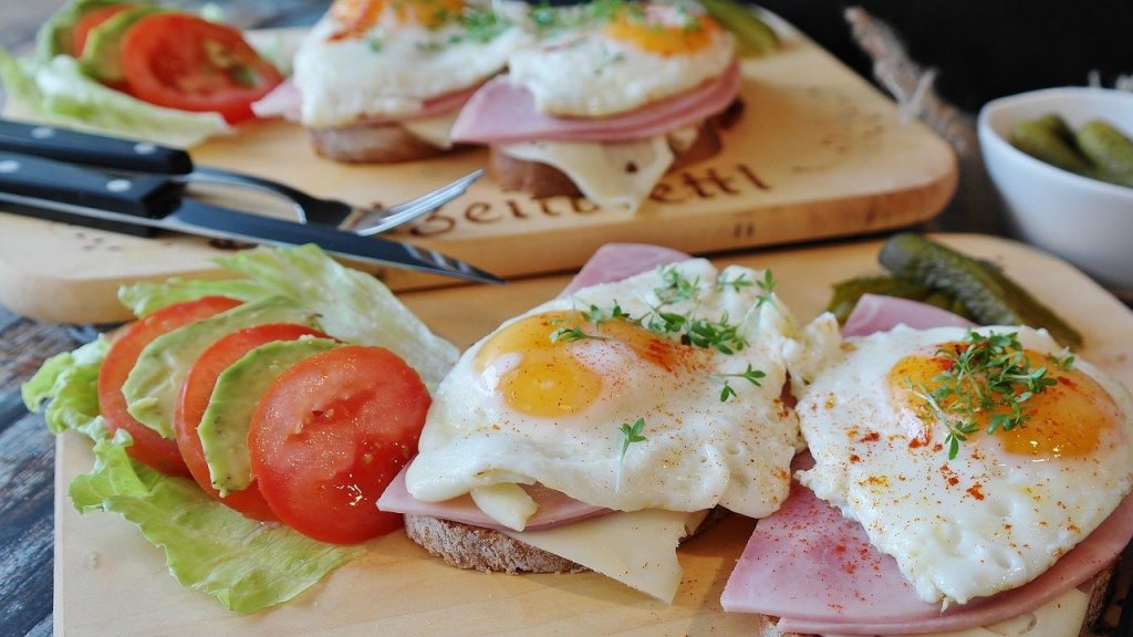 un petit déjeuner salé