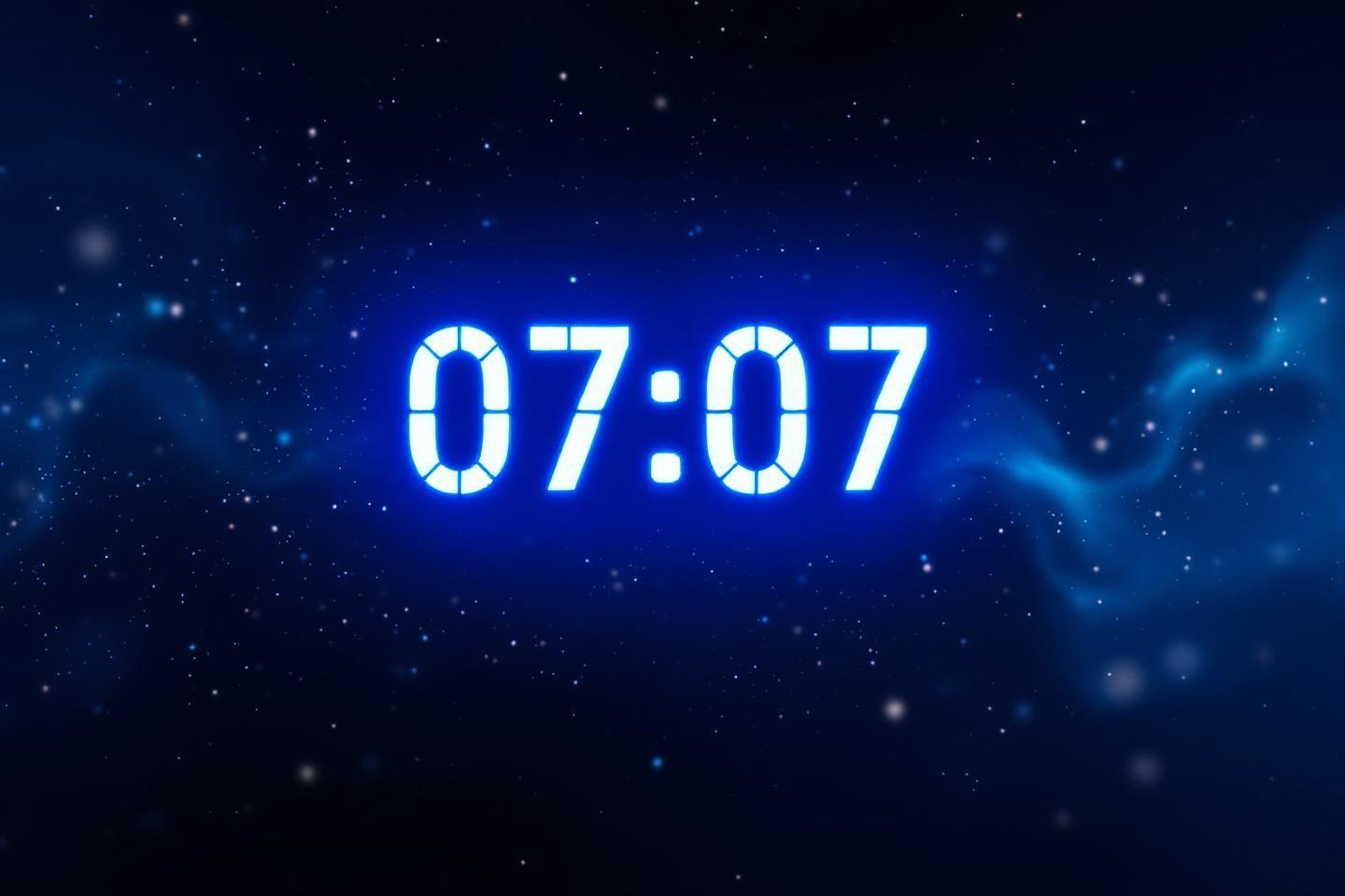 Chiffres lumineux bleus de l'heure 07:07 sur fond spatial