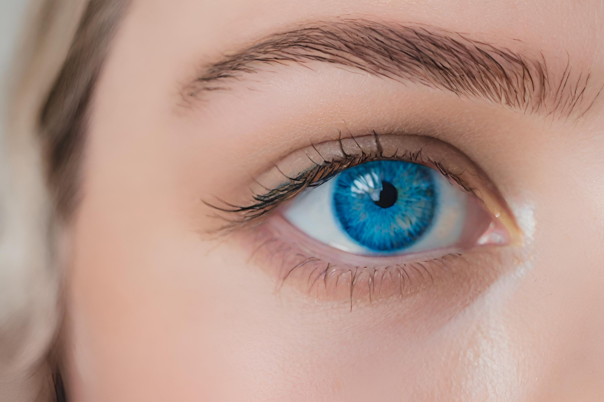 Maquillage pour yeux bleus : astuces et looks simples à adopter