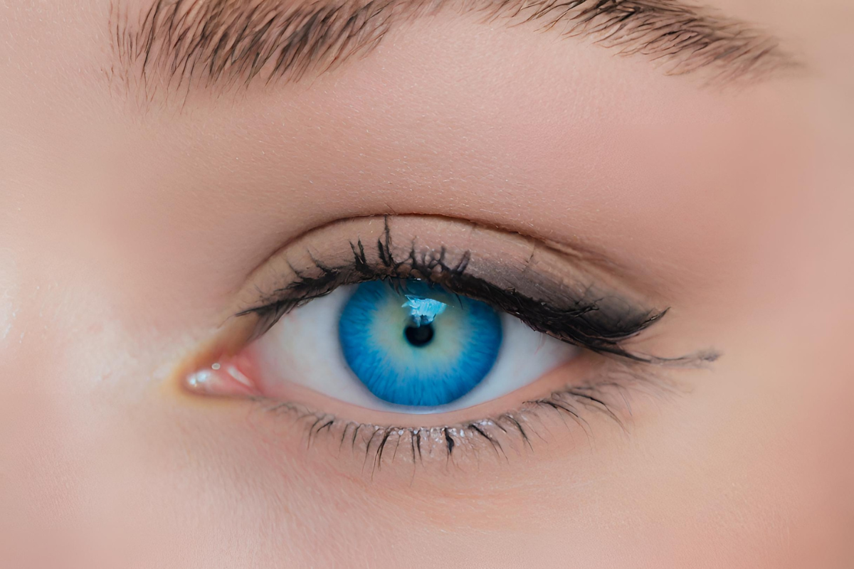 Maquillage pour yeux bleus : comment sublimer avec l'eye-liner ?